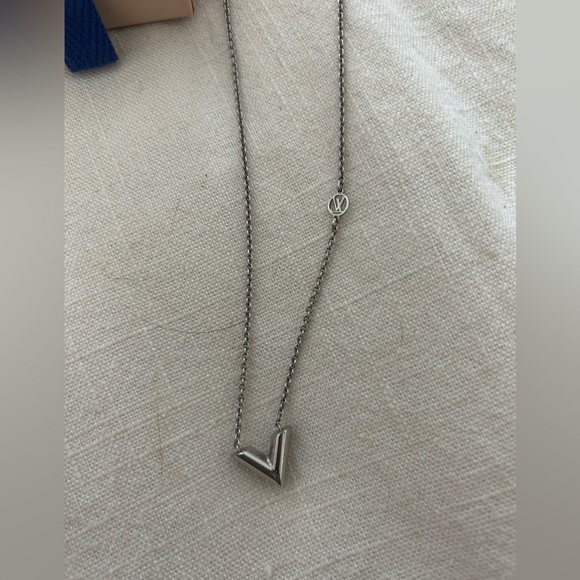 Louis Vuitton Essential V supple necklace - Picture 3 of 6